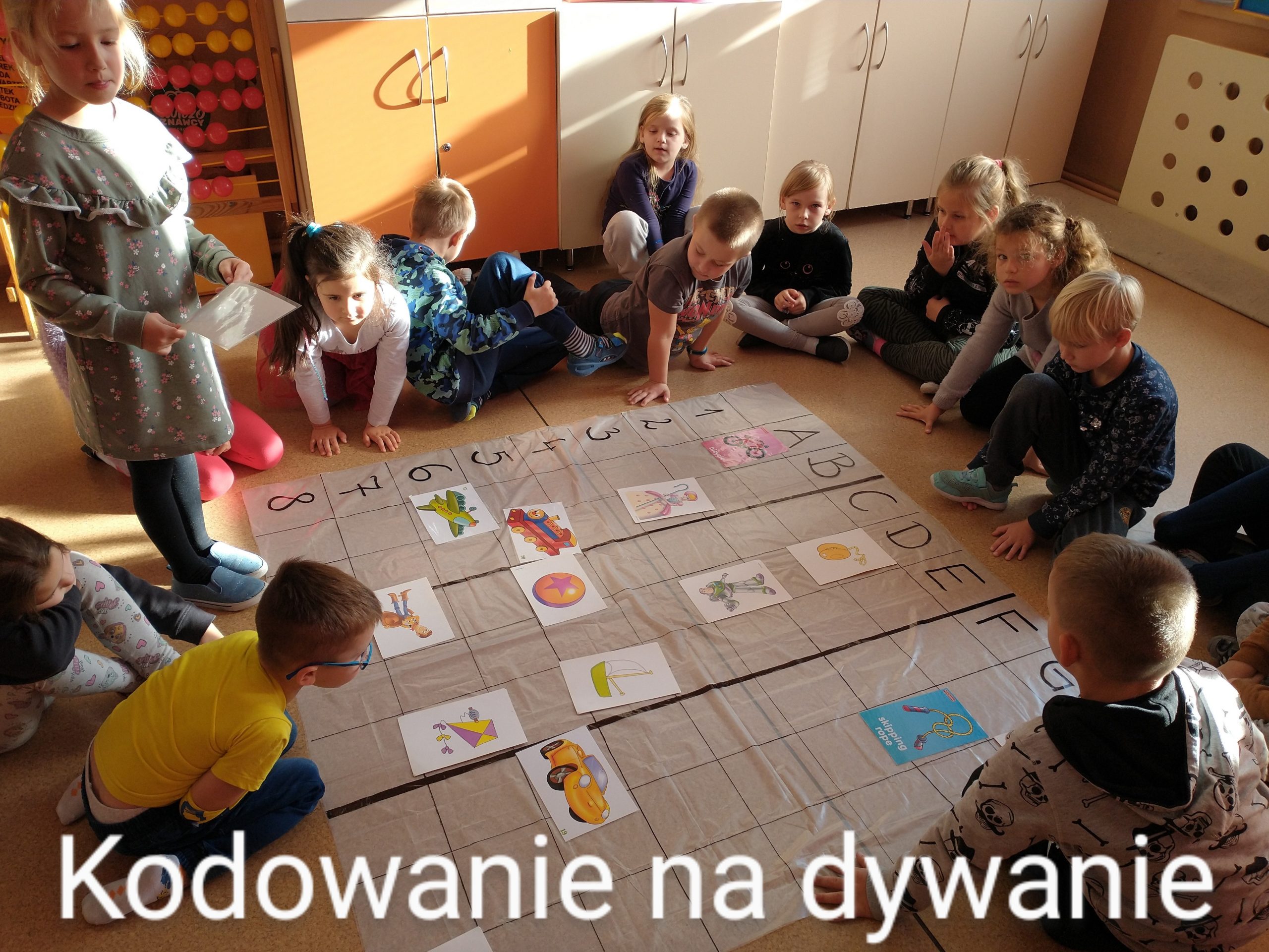 Dzieci kodują na dywanie