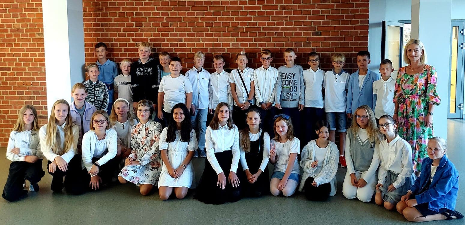 Uczniowie klasy sportowej wraz z wychowawcą na rozpoczęciu roku szkolnego 2022/2023