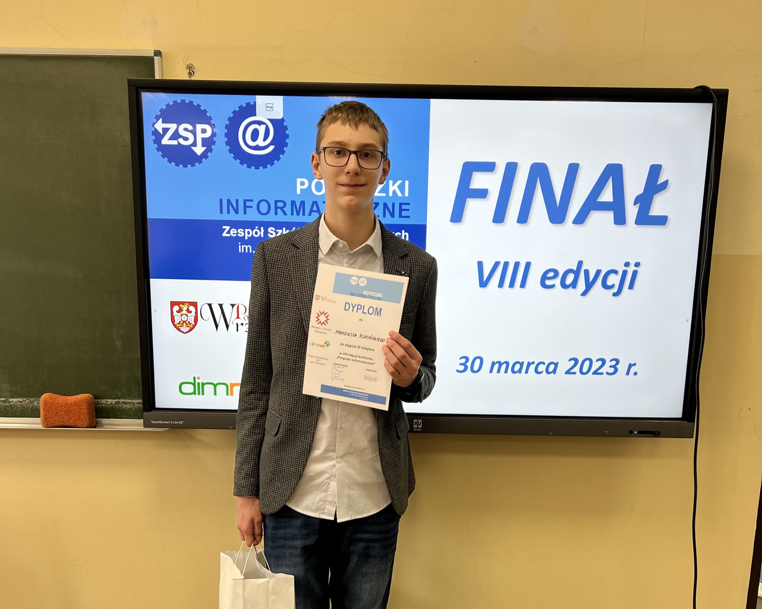 Finalista z dyplomem w ręku