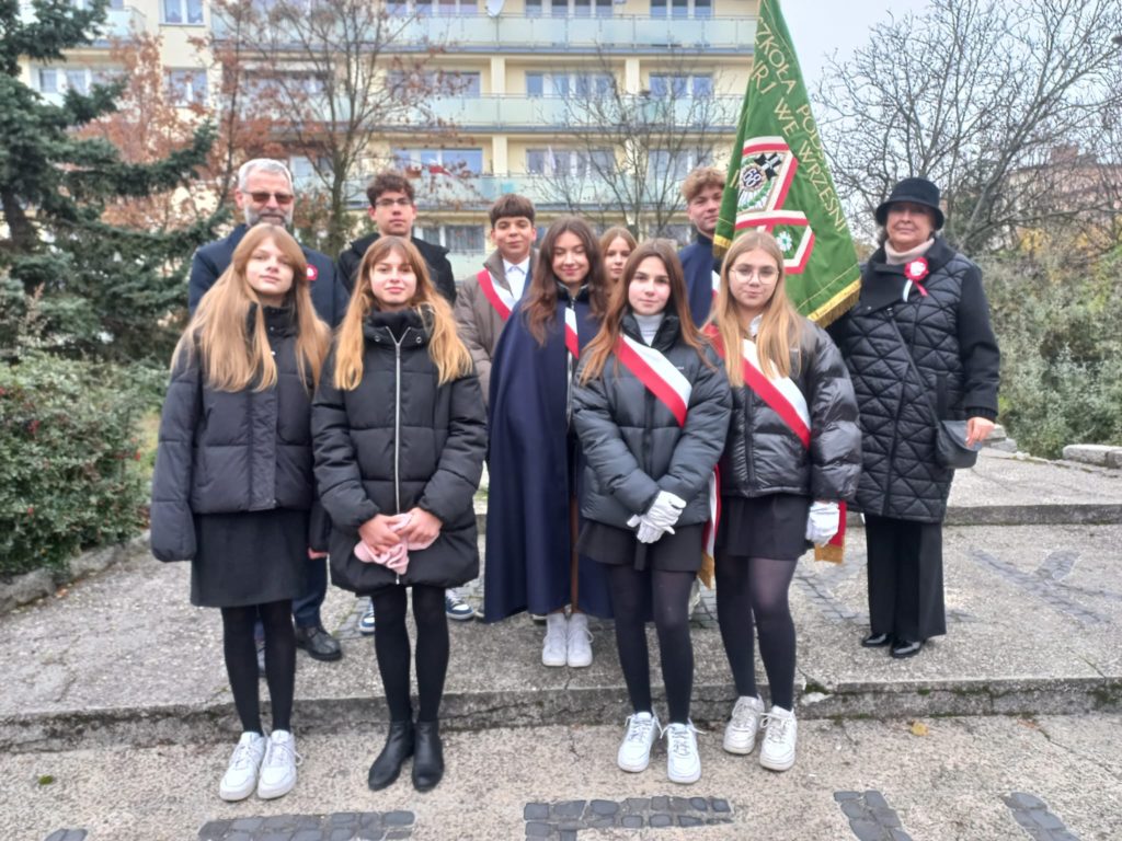 Reprezentacja szkoły wraz z dyrekcją przy pomniku